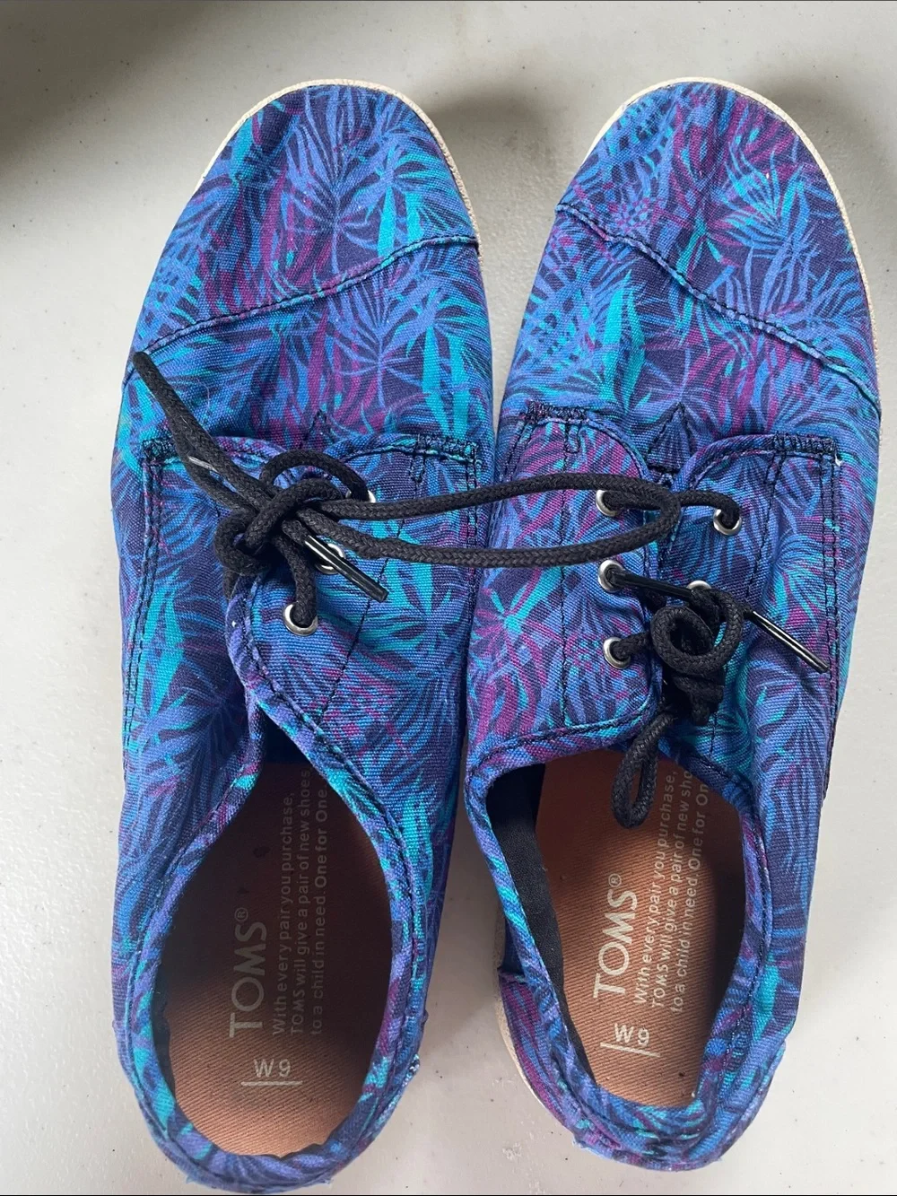 TOMS Women’s Blue & Teal Patterned Canvas Sneakers size 9